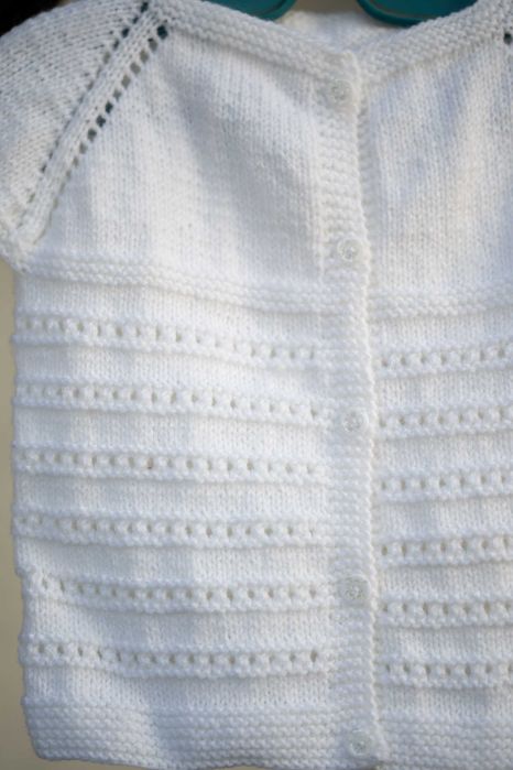 Ръчно плетени детски дрехи.