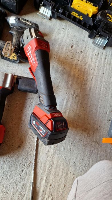 Vând truse de milwaukee  și dewalt
