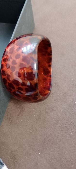 Vând brățări ca noi