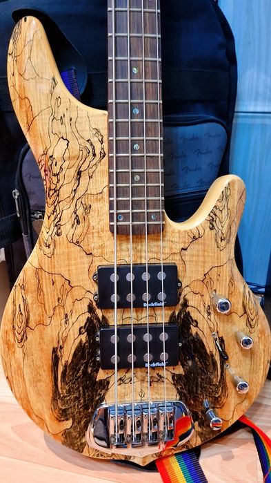 Бас гитара + чехол+ комбик