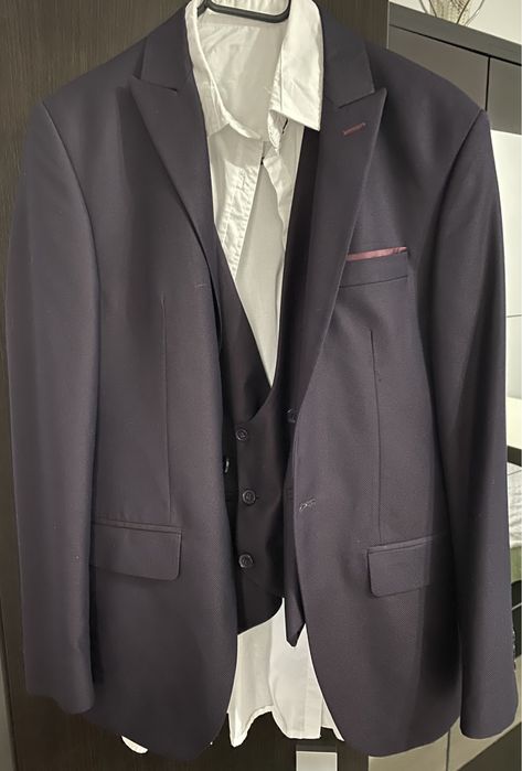 Costum aproape ca nou