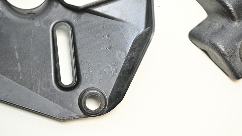 Carene Lateral Stanga Superioara Vas Expansiune Senzor Viteza Ducati