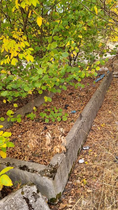 Бетонни основи  и панели ако му трябват на някой.