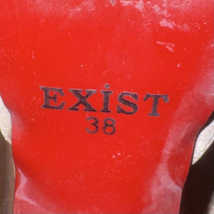 Токчета в цвят пепел от рози