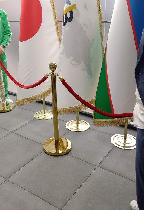 Стойки президентские ограничители с лентой ограждения столбик барьер