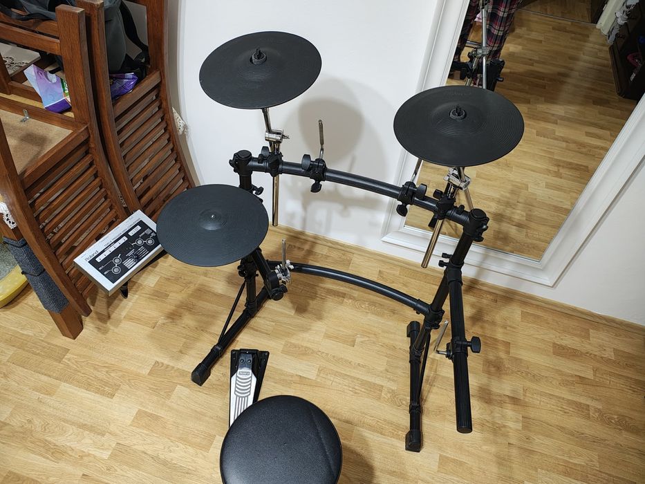 Roland , cinele si stative și rack roland ,dezmembrez