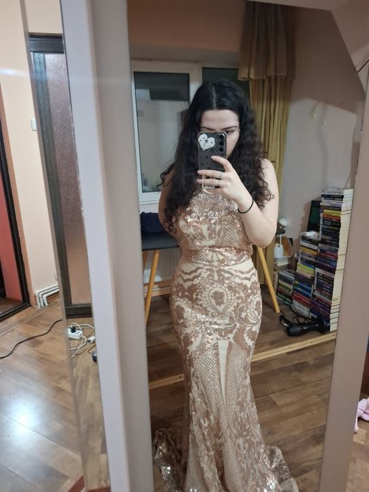 Rochie de eveniment, stil sirena, potrivita unui xs-s (pe mine nu ma cuprinde la spate)