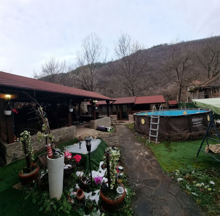 КЪЩА ЗА ГОСТИ "ВОЙВОДИТЕ" /Граничи със река и планина!!!