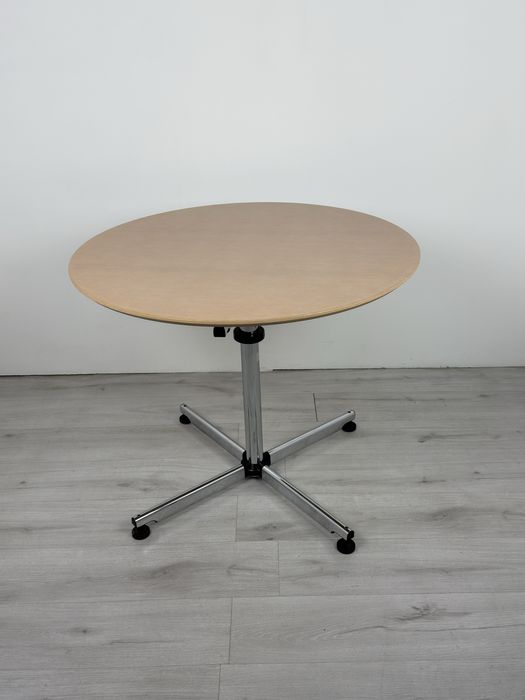 Кръгла маса USM kitos  впечатлява като елегантна функционална;