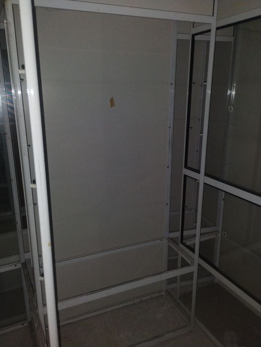 Алуминиеви стелажи и щандове