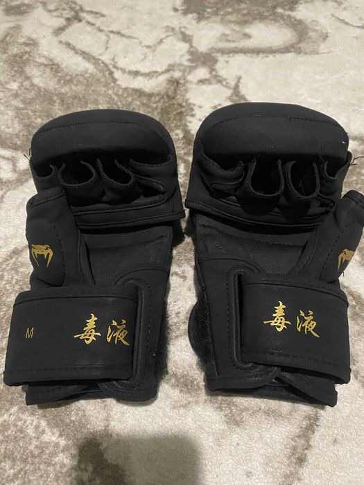MMA РЪКАВИЦИ - Venum - Serpenti MMA Sparring Gloves - Black/Silver/Gold