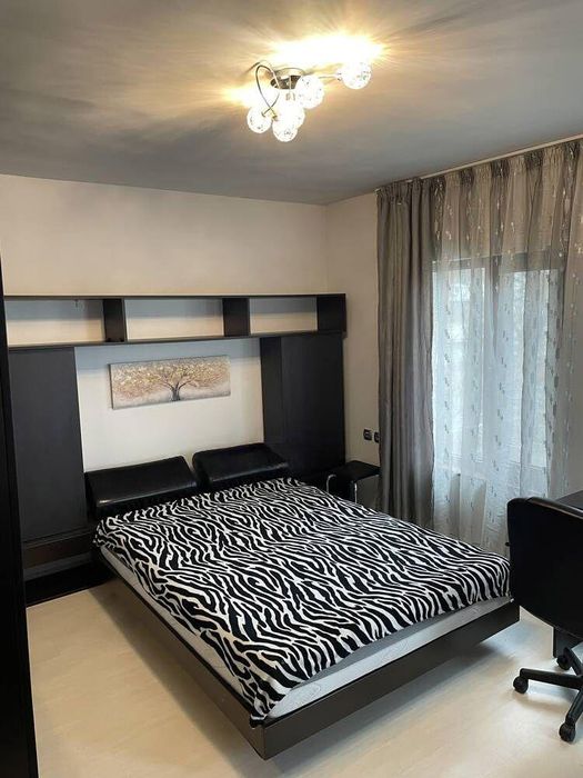 Тристаен, под наем, Център