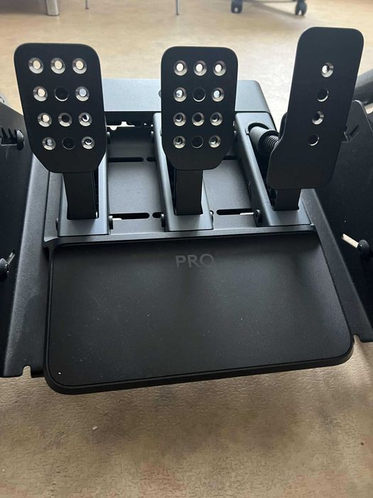 Продавам симулатор Logitech PRO Racing