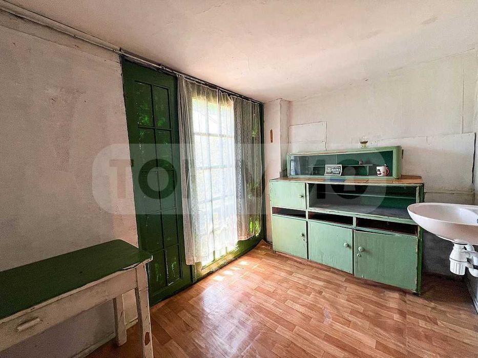 Двуетажна къща с голям парцел в Морската градина