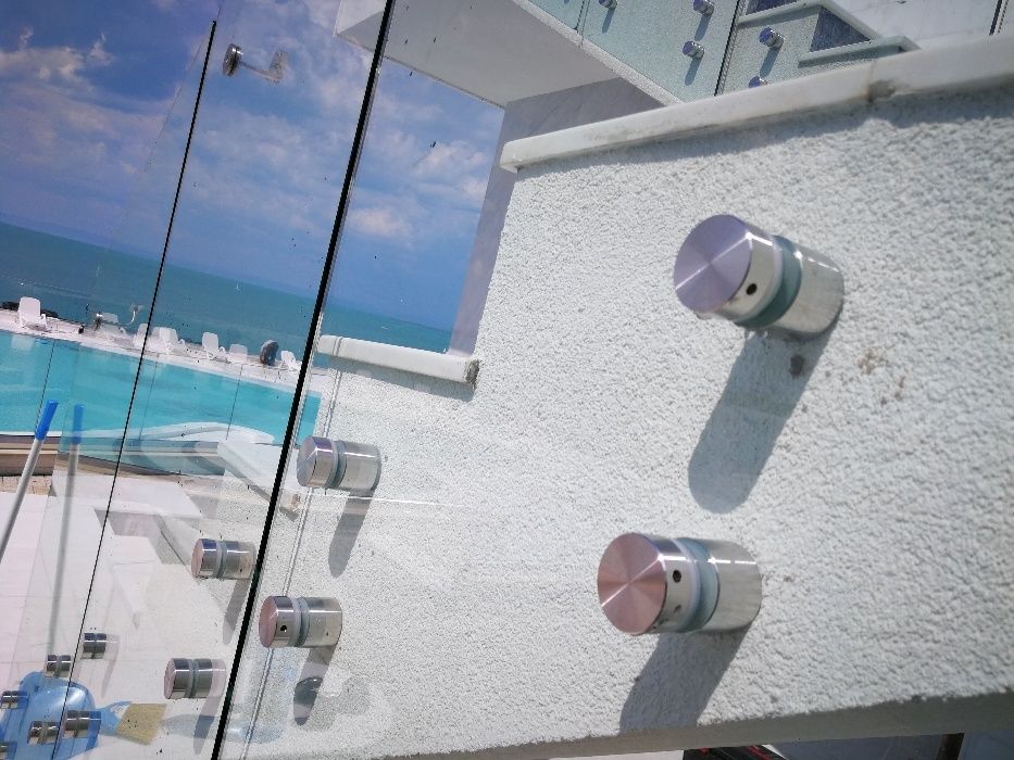 стъклени парапети по стълбища