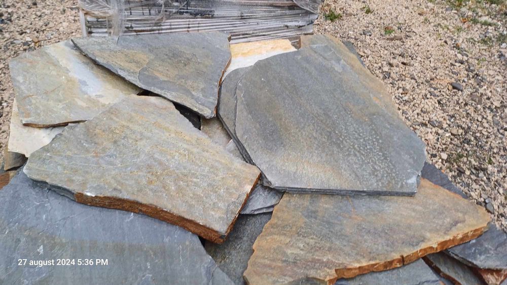 Piatră de munte și râu