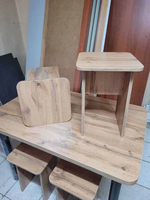 Стол с табуретками