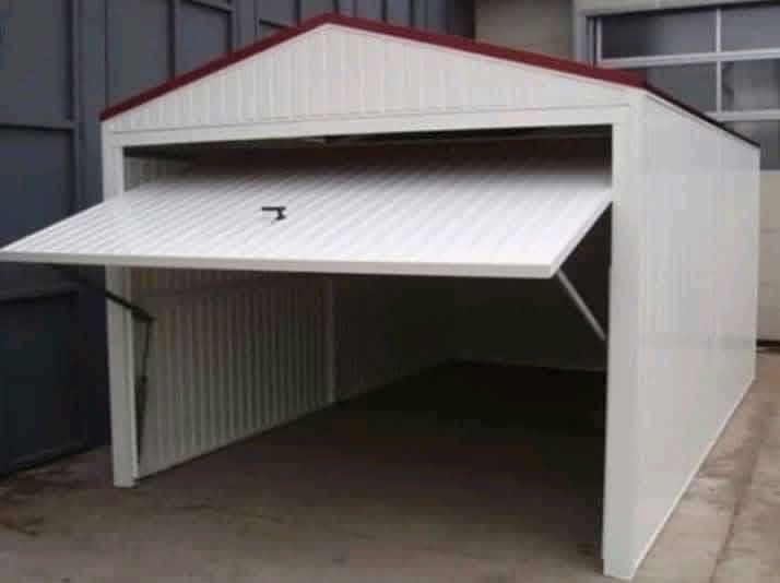 Vand garaj auto pe structura metalica ânvelit cu panouri sendviș