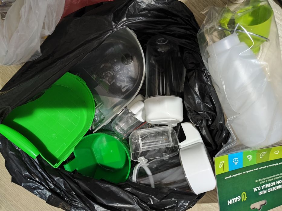 Клетка с инвентар поилки клечки хранилки