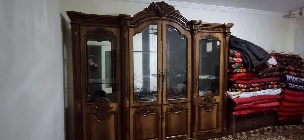 Стенка катта 4та ешикли ичида полкаси ойна ешикларида ойна