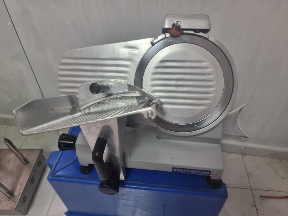 Електрическа колбасорезачка