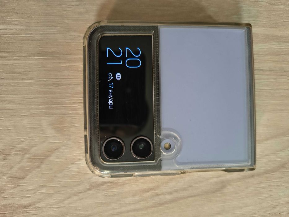 Samsung Z Flip 4 с нов дисплей и батерия