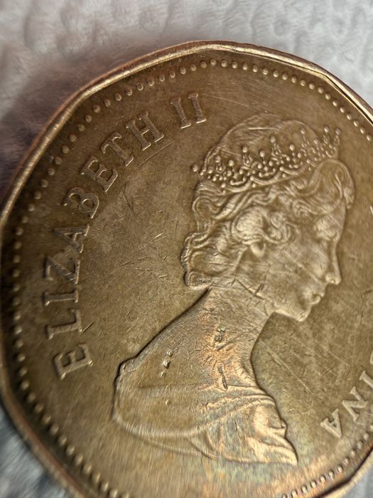 (“Loonie”), anul 1987 — prima ediție loonie.