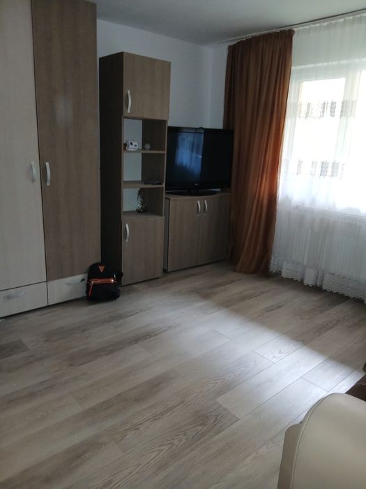 Inchiriez apartament