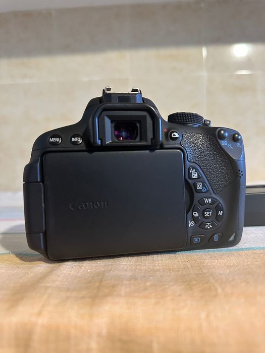 Aparat foto canon eos 700D
