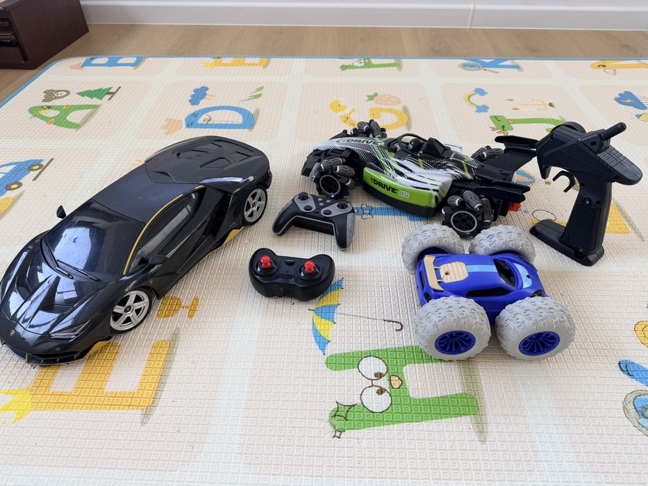Lot mașini cu telecomandă (4 vehicule + telecomenzi)