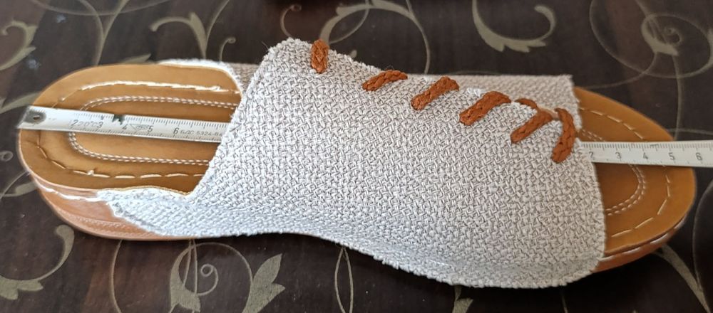 Дамски чехли 15 лева

Чехлите са нови, съвсем същите като на снимката.