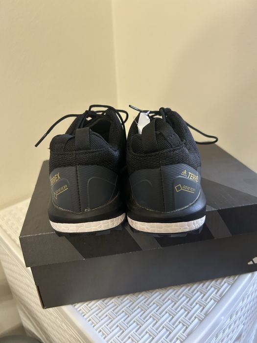 Новые кроссовки -ADIDAS- 40 размер.