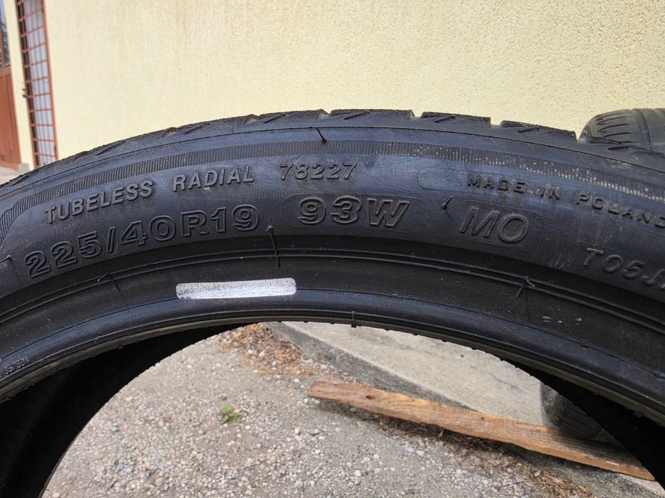 2 бр. летни гуми 225/40/19 Bridgestone MO DOT 3921 4 mm