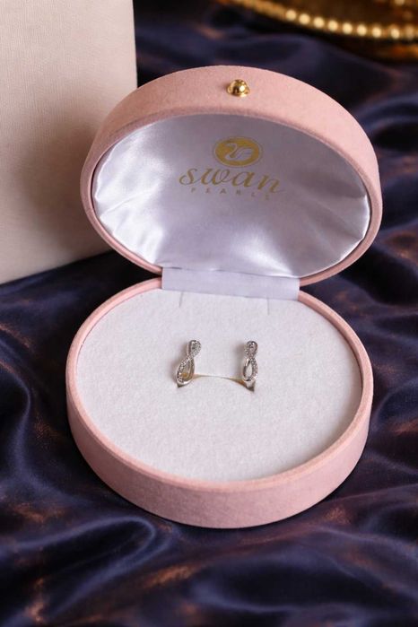 оригинални сребърни обеци нови с цирконии SWAN pearls с чанта и кутия