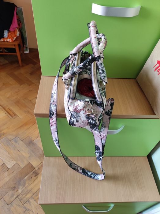 Чанта на марката Guess.