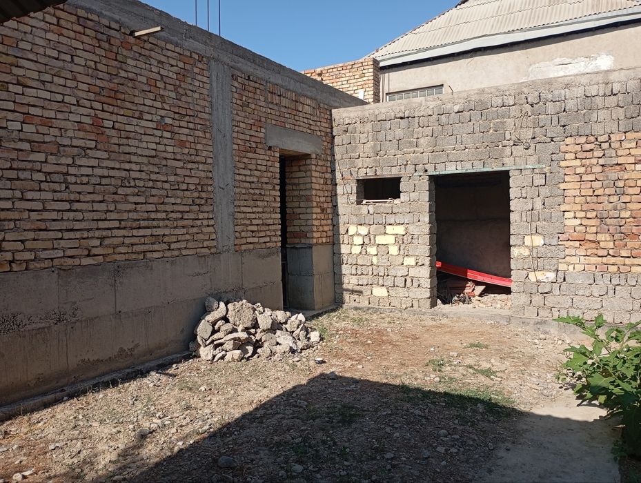 Guliston shahari Barahayot ko'chasi  Boy mahallda 7 xonali 2 qavat