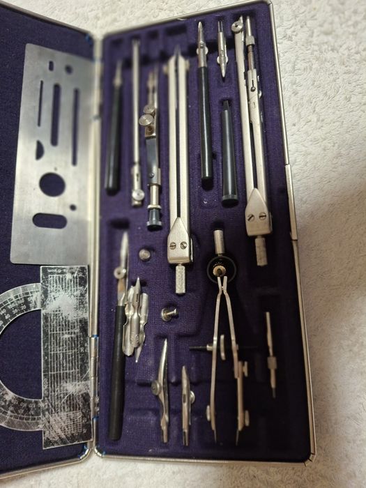 Продам набор циркулей и аксессуары