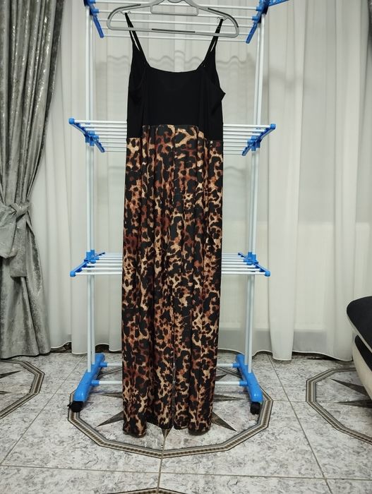 Salopetă damă mărimea L (44/46)
Salopetă elegantă, model leopard, cu b
