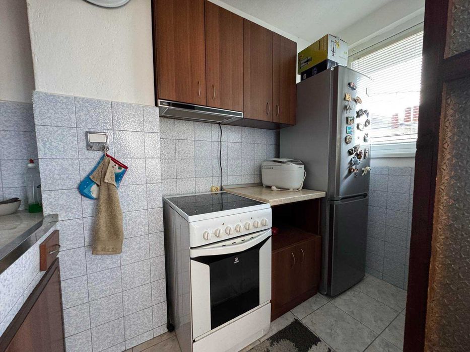 два самостоятелни етажа с гараж и двор