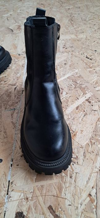 Продаю женские ботинки!