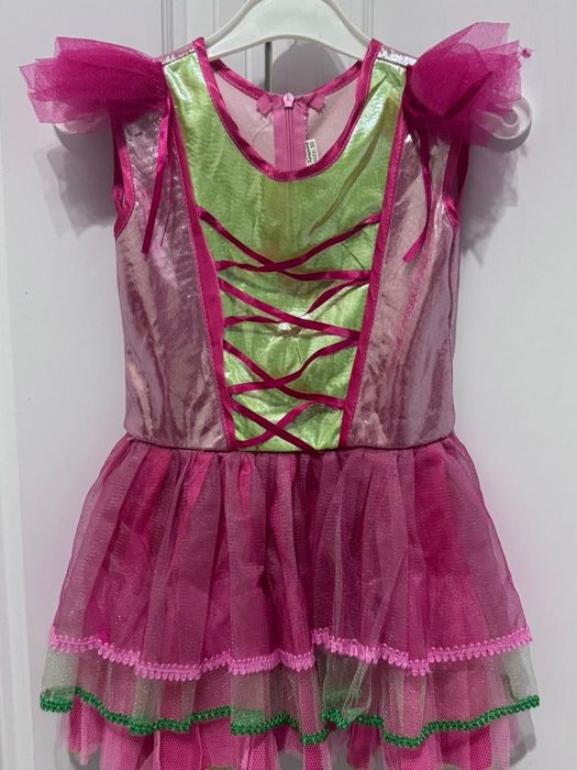 Продается платье 3000 теңге.