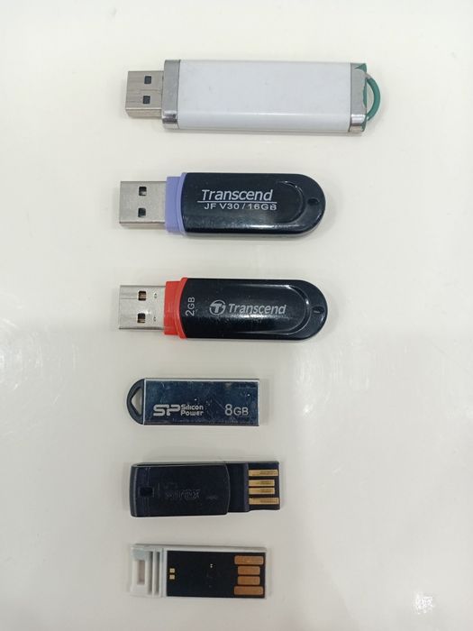 Продам 5 USB-флешек (от 2 до 32 ГБ)