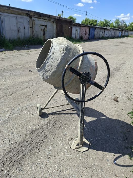 Бетономешалка в рабочем состояний
