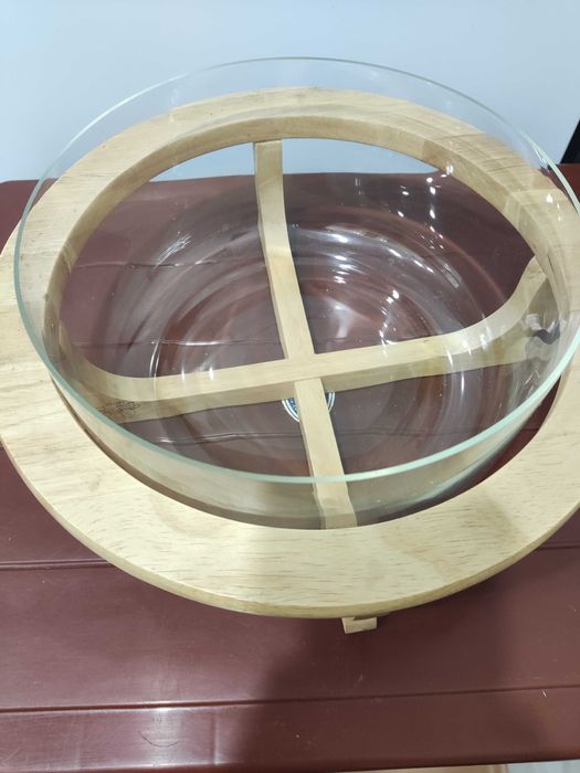 салатник на деревянной подставке