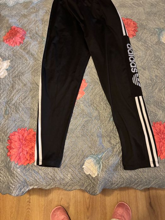 Адидас анцузи не носени