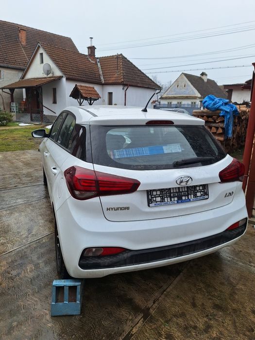 Vand Hyundai i20 din 2018, avariat.