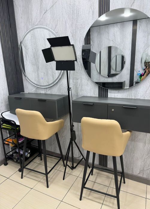 Два стульчика для макияжа