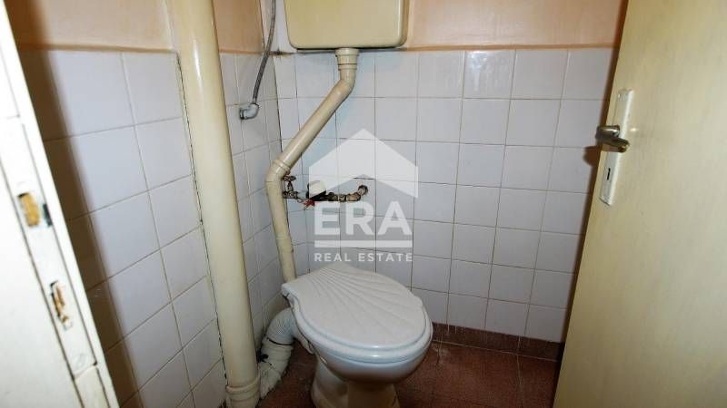 Партерен офис под наем, с лице 5 м, в тухлена жилищна сграда, в района