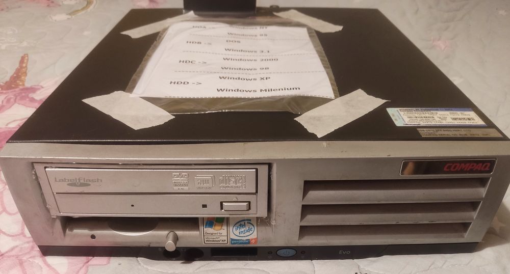 Ретро компютър подходящ за презентации на стари Уиндоус версии