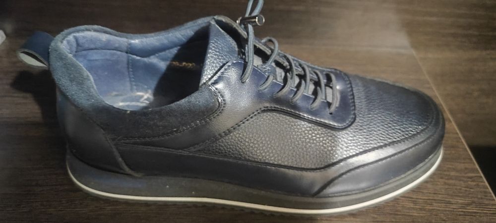 Продам кроссовки